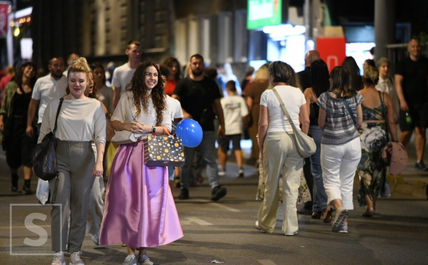 Sarajevo, divno mjesto: Ulice u centru grada pune građana i turista, zabava na svakom koraku