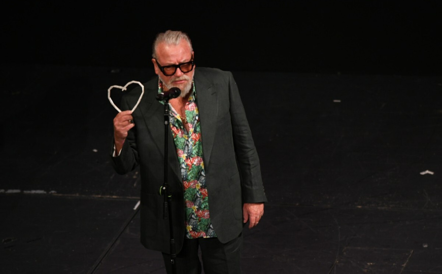 Za izuzetnu karijeru: Slavnom britanskom glumcu Rayu Winstoneu uručeno Počasno Srce Sarajeva