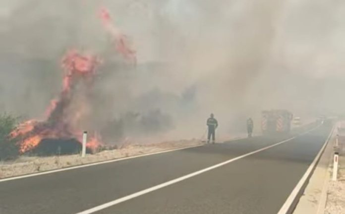 Veliki požar u Neumu: Zbog vatre obustavljen saobraćaj na ovim putnim pravcima, ugrožene kuće