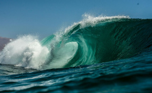 Dramatična akcija kod Sutomora: Spašeni turisti iz čamca koji su prevrnuli valovi