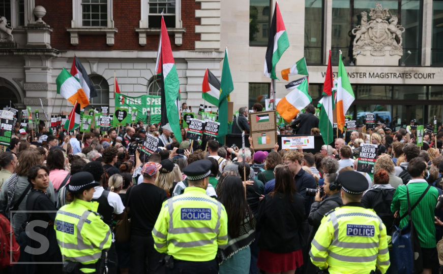Masovni protesti podrške u Londonu za irskog repera koji je stao uz Gazu: Optužen je za terorizam