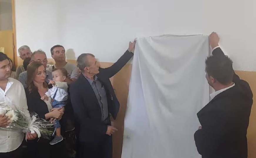 Godina od zločina: Spomen ploča ubijenim uposlenicima Gimnazije otkrivena u Sanskom Mostu