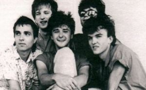 Kultna Crvena jabuka i pjesma dana: "Pada kiša napolju, kaplje mi po prozoru..."