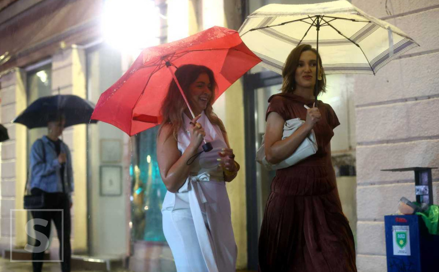 Donosimo dio kišne atmosfere u Sarajevu: Šarenilo na ulicama unatoč olujnim oblacima