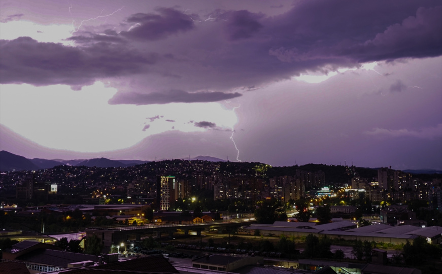 Munje obasjale Sarajevo: Spektakularni prizori iznad glavnog grada