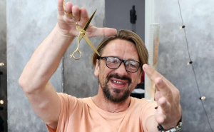 Čarobne ruke sarajevskog glamura: Elvir Bajrić tri decenije oblikuje ne samo kosu, već i duh SFF-a