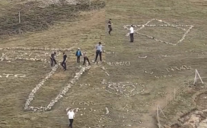 Bijes u Velikoj Britaniji: Izraelski turisti srušili krst i od kamenja napravili Davidovu zvijezdu
