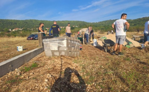 Uzeli stvar u svoje ruke: Bošnjaci Stoca jutros počeli zidati zid oko lokacije predviđene za harem