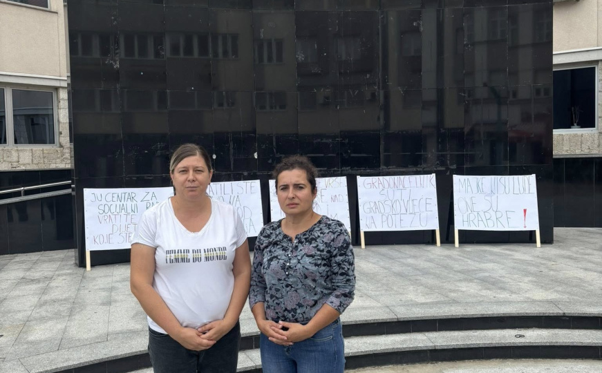 Majka iz Bihaća protestuje, tvrdi da sistem štiti nasilnika: Centar za socijalni rad negira optužbe