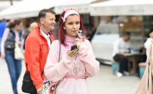 Grad osmijeha i različitih jezika: Sarajevo vrvi turistima, uživaju na ulicama glavnog grada