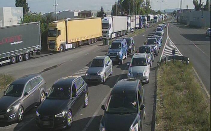 Odlazi dijaspora: Ogromne su kolone na graničnim prijelazima BiH, pogledajte fotografije