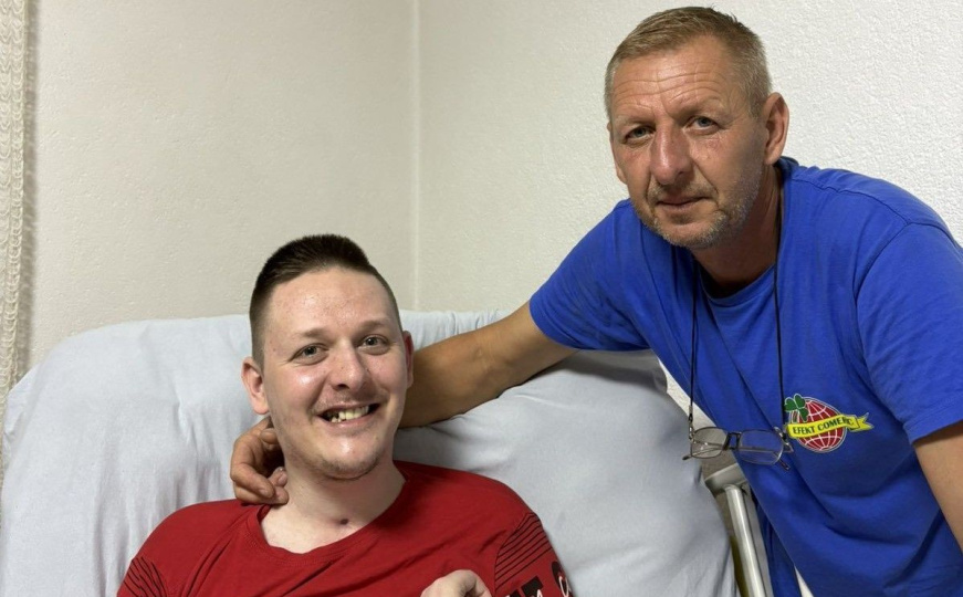 Dobri ljudi, telefon u ruke: Pomozi.ba pokrenulo apel za mladića Mustafu koji je potpuno nepokretan