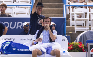 Skandal u režiji Medvedeva: Rus vikao na kamermana, svađao se sa sudijom, pa razbio reket u komade