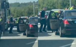 Objavljen uznemirujući snimak: Policajci šutiraju vozača koji leži na cesti, oglasio se MUP Srbije