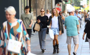 Ugodan ljetni dan u Sarajevu: Gradske ulice preplavili građani i turisti