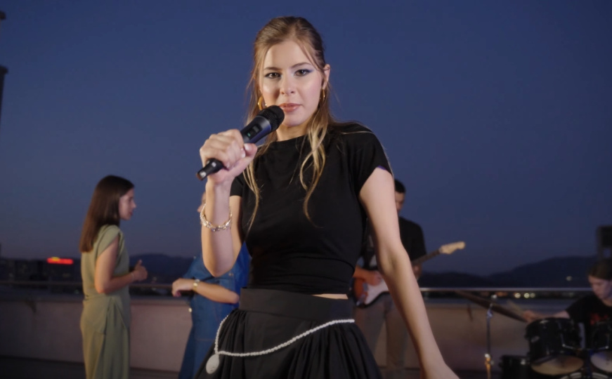 Poslušajte 'Val': Noor Esmeray objavila novu pjesmu - recenzije najavljuju sjajnu budućnost