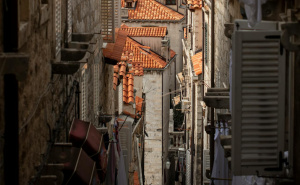 Dramatičan incident u Dubrovniku: Stranac pao sa 7 metara visine zbog halucinacija izazvanih drogama