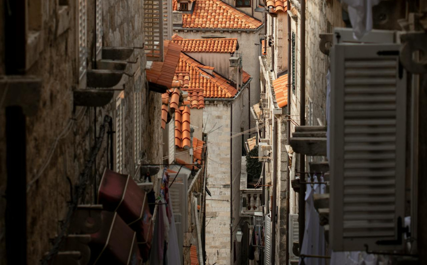 Dramatičan incident u Dubrovniku: Stranac pao sa 7 metara visine zbog halucinacija izazvanih drogama