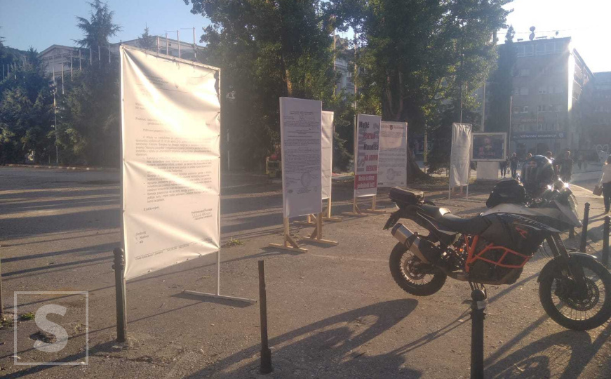 Parking saga se nastavlja: Mulić opet postavio transparente kod NPS-a, uputio poruke Mandiću