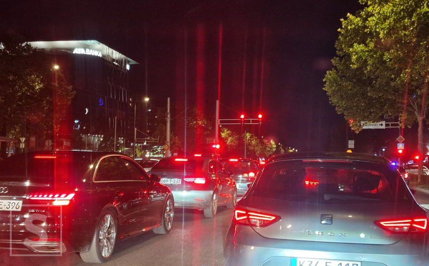 Nesreća u Sarajevu: Saobraćaj usporen, nastale velike gužve