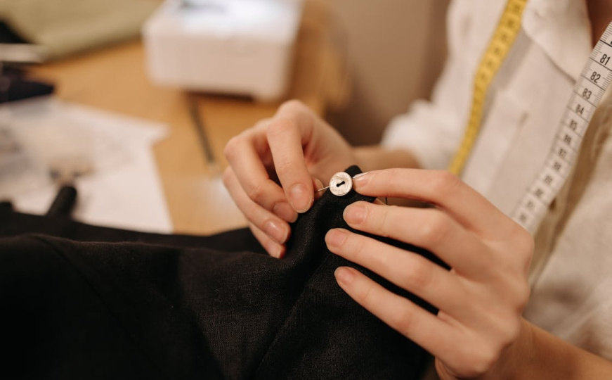 Jednostavan trik za uvlačenje konca u iglu koji je oduševio milione: Kako to uraditi bez muke