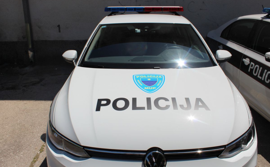 Uhapšen muškarac u Neumu: Policija ga legitimisala, a on bacio vrećice droge