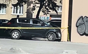 Saobraćajna nesreća u Sarajevu: Automobilom udario pješaka, pa se zabio u zgradu