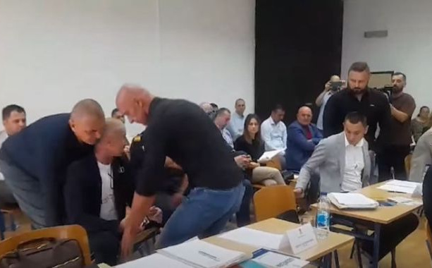 Sve je moguće: SNSD na silu iznosi neistomišljenike iz skupštinskih klupa, pogledajte video