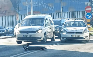 Nesreća u Sarajevu: Povrijeđen vozač električnog trotineta, hitno prevezen na KCUS