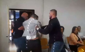 Skandal na sjednici Skupštine Doboja: "Crnokošuljaši" izbacili sa sjednice dvojicu opozicionara