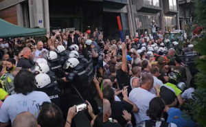 Haos ispred Filozofskog fakulteta u Novom Sadu: Građani golim rukama potisnuli policiju