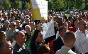 Protesti u Banjoj Luci: Odbornike pred zgradom Gradske uprave dočekali nezadovoljni građani