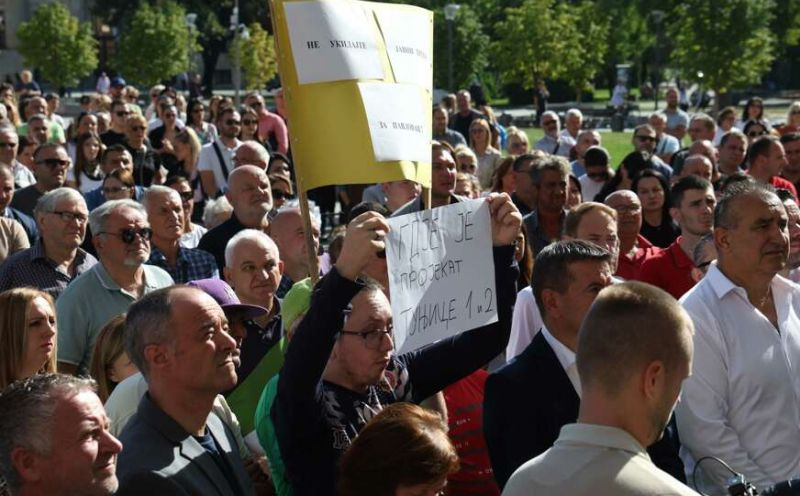 Protesti u Banjoj Luci: Odbornike pred zgradom Gradske uprave dočekali nezadovoljni građani
