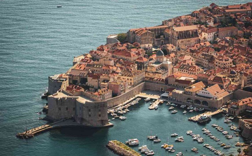 Dubrovnik uvodi promjene: Žestoke kazne za turiste koji sjede na stepenicama u historijskom jezgru