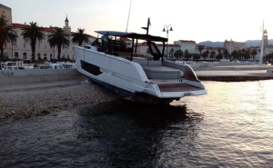 Nesreća u Splitu: Jahta u punoj brzini udarila u obalu i potpuno izletila iz mora