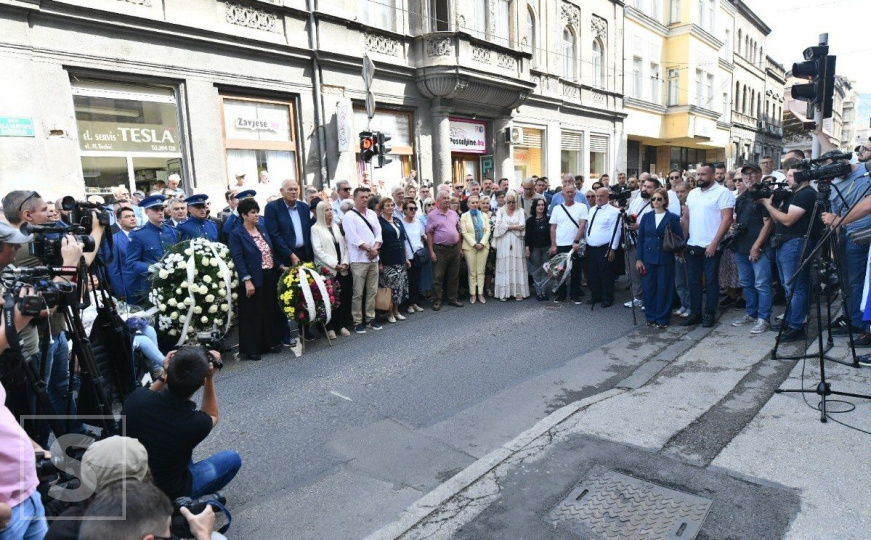 Nikada zaboravljene žrtve: Tišina, cvijeće, suze i molitve na mjestu masakra na Markalama