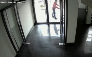 Da li prepoznajete muškarca sa snimka? Nadzorna kamera zabilježila krađu interfona na Otoci