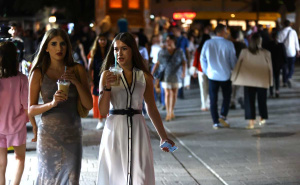 Topla ljetna sarajevska noć: Građani i turisti uživaju u šetnji ulicama grada