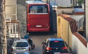 Autobus pun stranih turista zapeo u uskoj ulici u Mostaru: Stvorila se velika kolona vozila