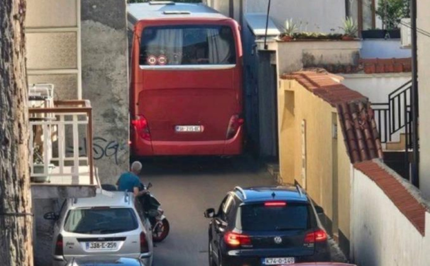 Autobus pun stranih turista zapeo u uskoj ulici u Mostaru: Stvorila se velika kolona vozila