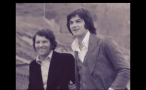 Čola, Monteno i Skenderija tada su pjevali zajedno: "Sinoć nisi bila tu, da mi malo snage daš..."