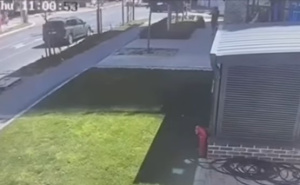 Uznemirujući snimak - 47 sekundi užasa: Autobus udario djevojčicu na pješačkom u Zemunu