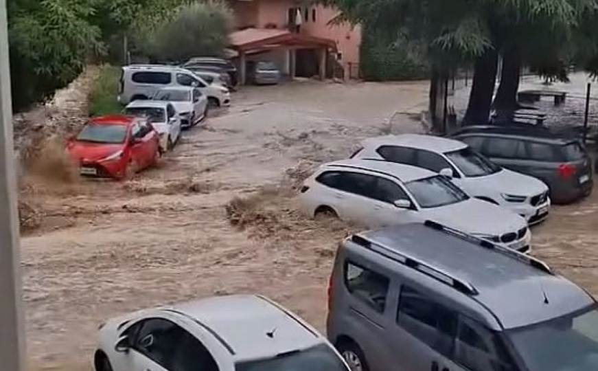 Slovenija pod vodom: Bujice nosile sve pred sobom, građani upozoreni da ne izlaze