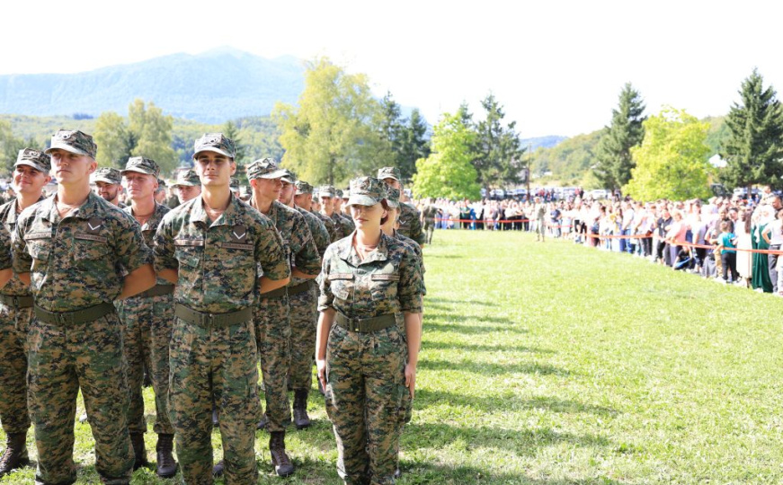 Ceremonija u Pazariću: Novi vojnici OS BiH položili zakletvu, Helez poručio – ponosan sam na vas