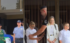 Prizori koji tjeraju na suze: Porodica, kolege i prijatelji na ispraćaju heroju Samiru Mustafiću