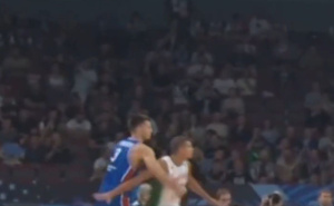 Pomračenje uma srbijanskog košarkaša: Zbog udaranja protivnika isključen nakon 4 minute igre