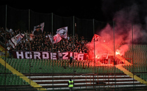 Pljusak na Koševu otežao uslove igračima i navijačima: Pogledajte atmosferu na najvećem bh. stadionu