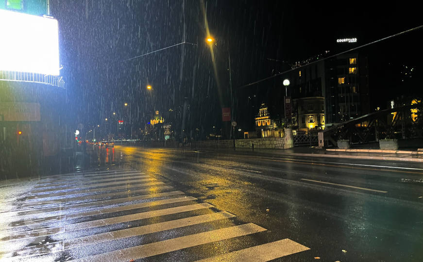 Snažan pljusak u Sarajevu: Kiša rastjerala prolaznike, ulice grada prazne