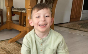 Pomozimo Ajnuru: Šestogodišnji dječak iz Sarajeva treba pomoć da prohoda