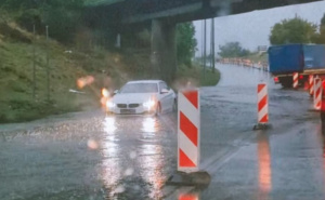 Kiša stvara probleme u Mostaru: Obilne padaline blokirale saobraćaj, BMW ostao zaglavljen u vodi